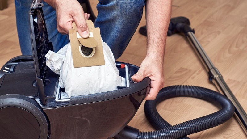 Cambiando la bolsa del aspirador